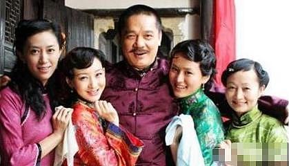 河南一男子享受“皇帝”待遇,养几十个女人,还说有钱就要这样做(组图) - 1