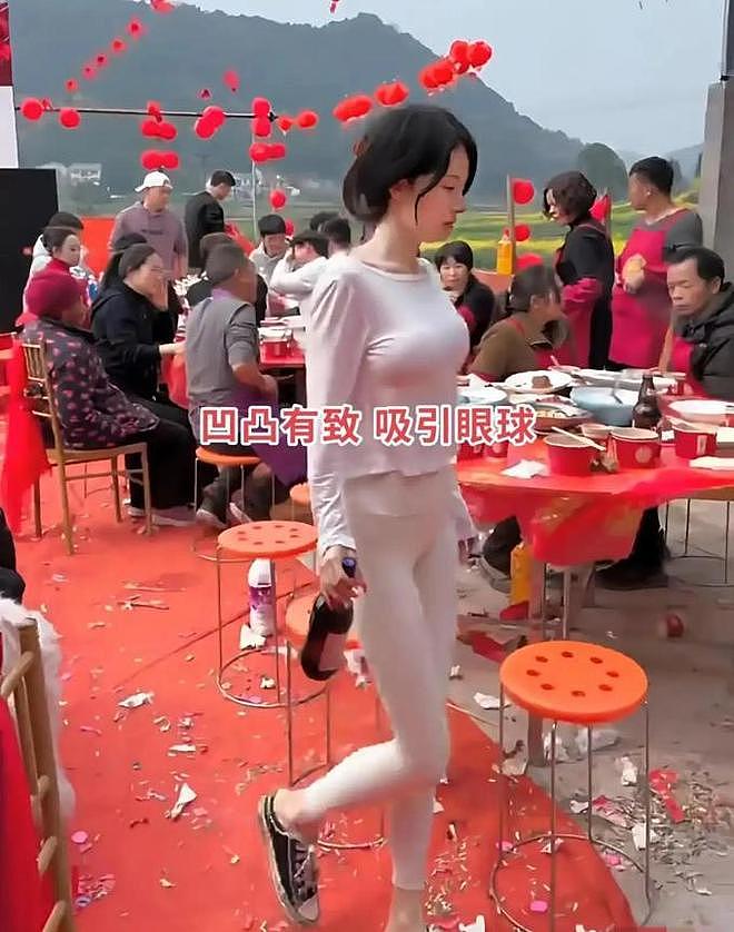 女子赴发小婚礼穿瑜伽裤,打扮过于火辣,网友直呼跟没穿似的(组图) - 2