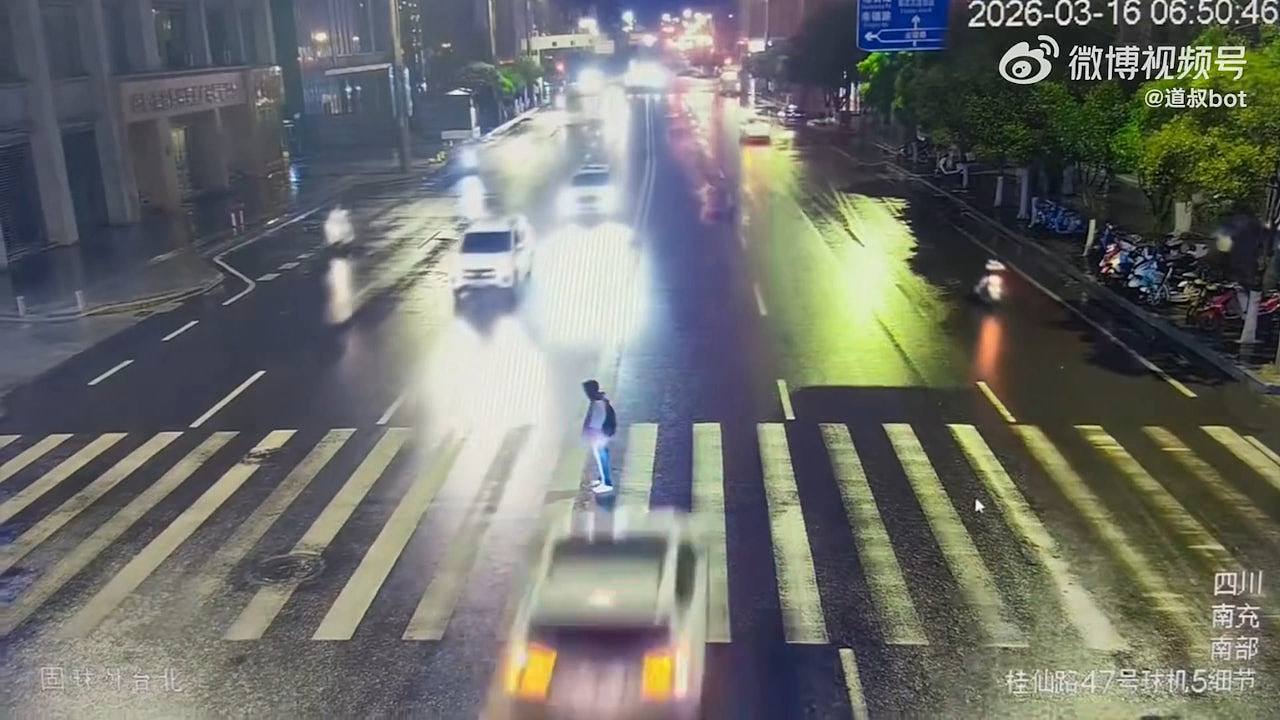 四川16岁高中生过马路被撞飞身亡！肇事车辆驶近斑马线时疑未减速（视频/组图） - 1