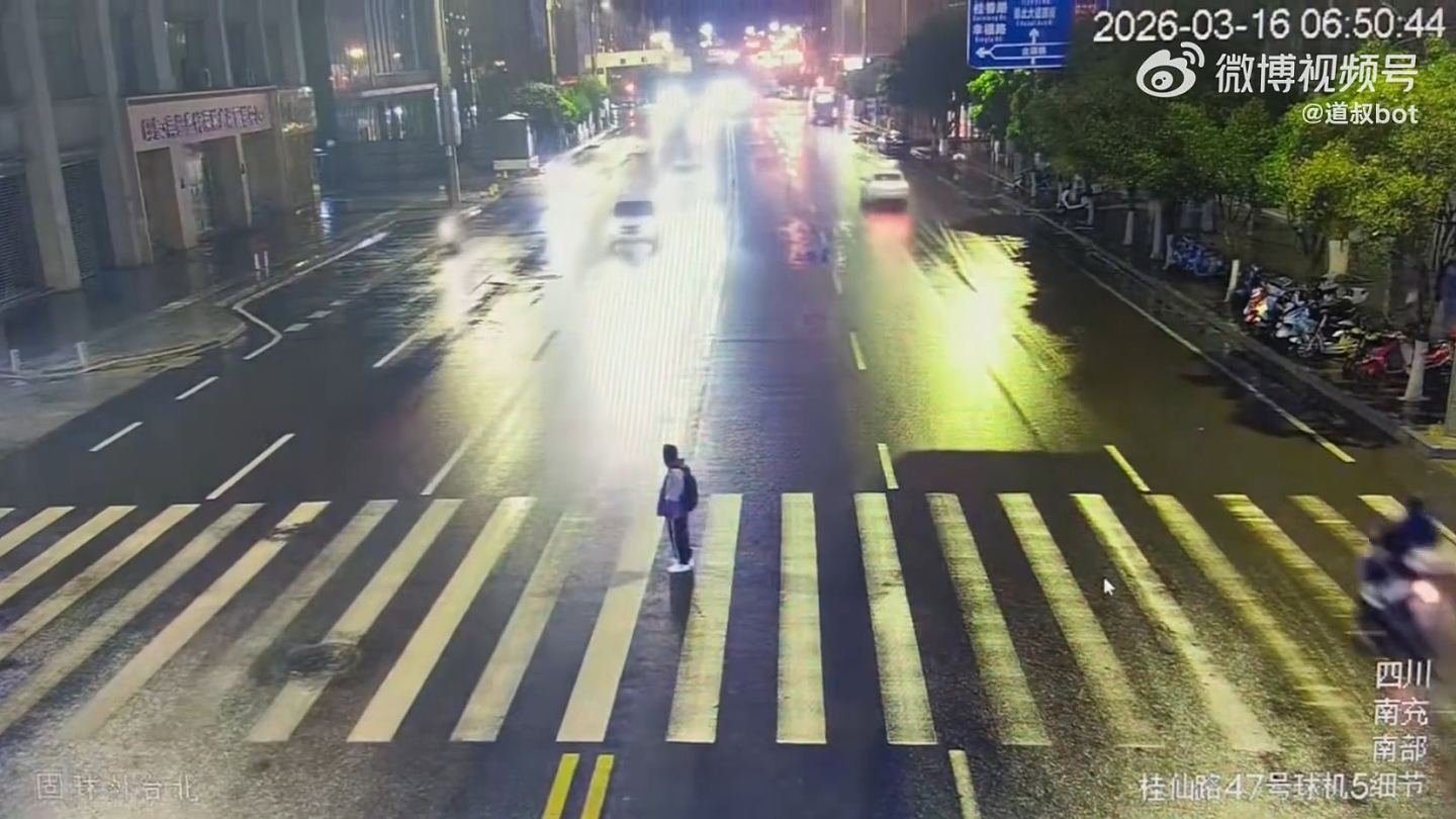 四川16岁高中生过马路被撞飞身亡！肇事车辆驶近斑马线时疑未减速（视频/组图） - 3