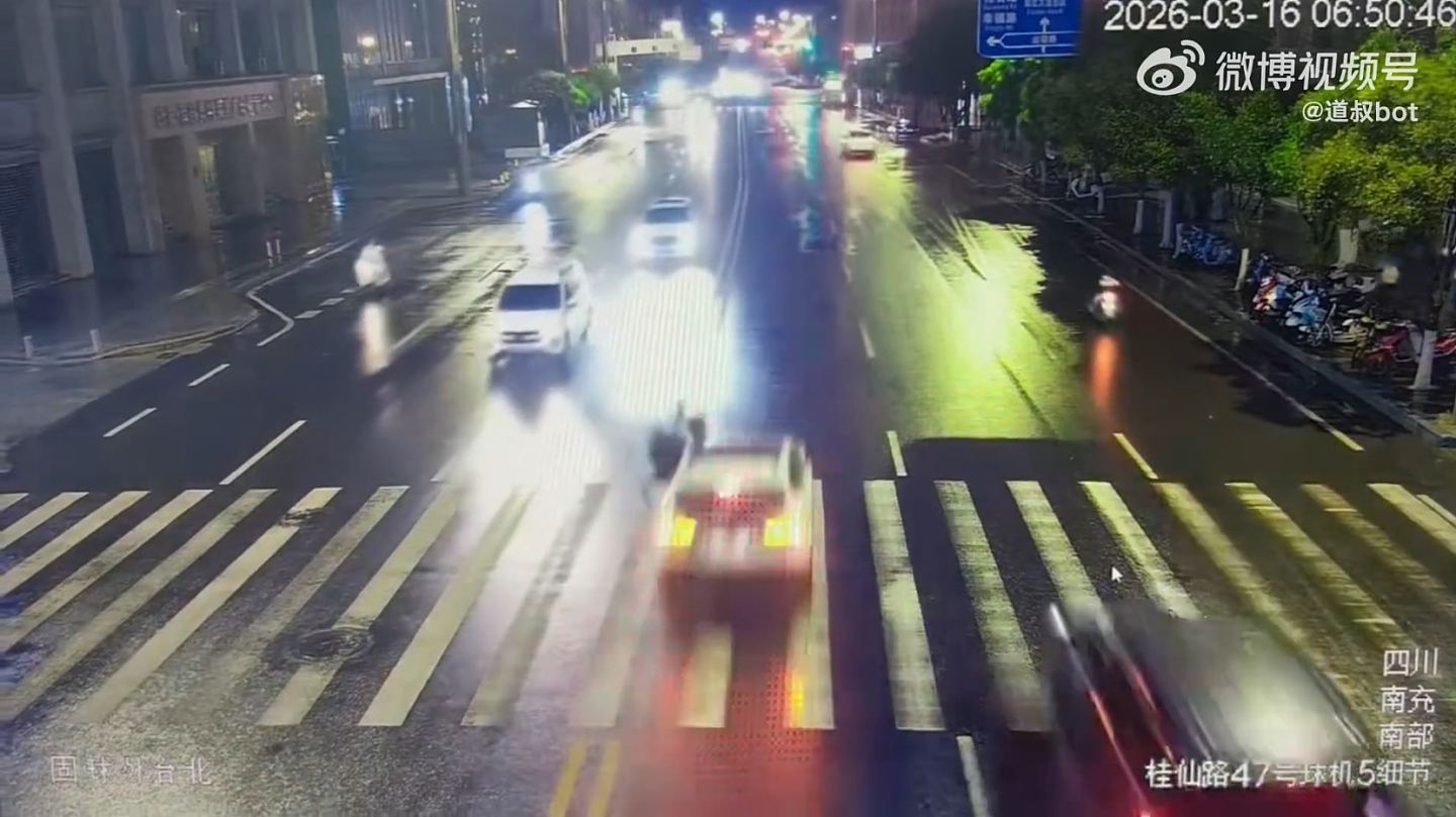 四川16岁高中生过马路被撞飞身亡！肇事车辆驶近斑马线时疑未减速（视频/组图） - 5