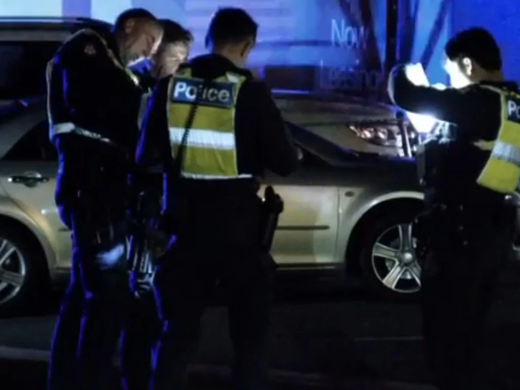 墨尔本咖啡馆深夜惊魂:枪手连开数枪致一人受伤,顾客惊慌逃命(组图) - 5