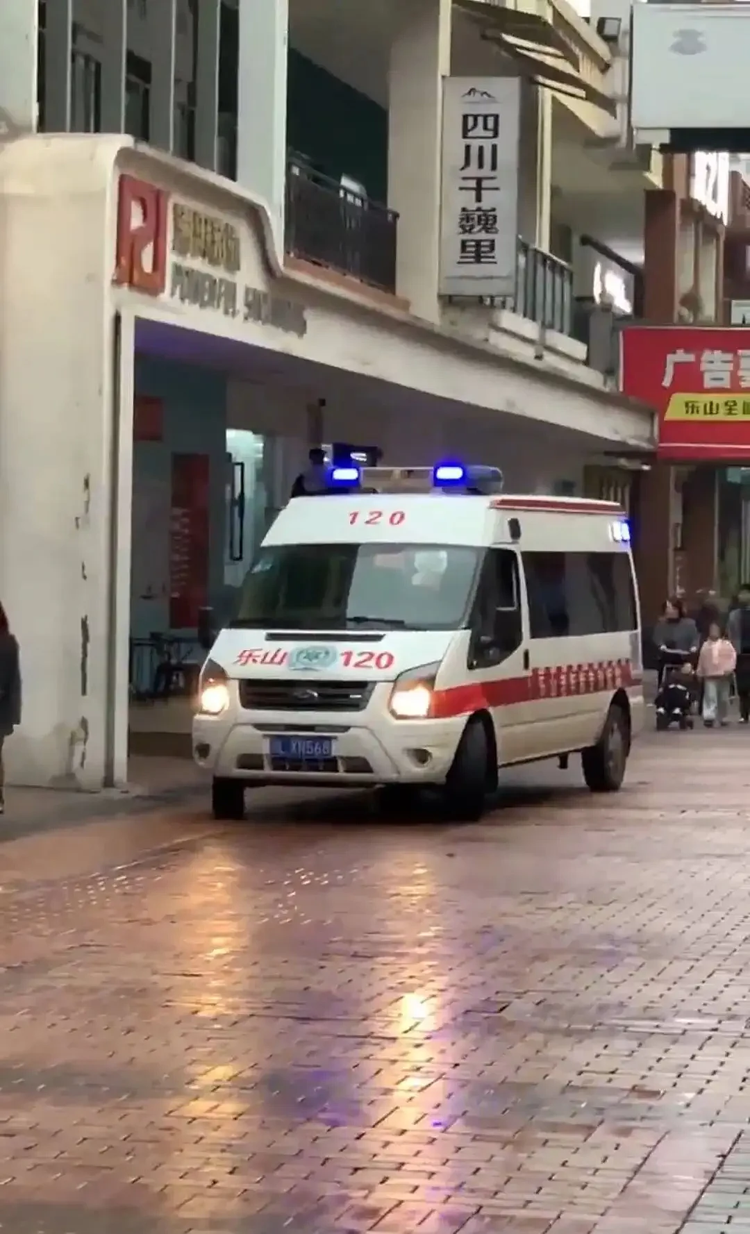 男子在游泳馆溺亡，家属质疑落水十余分钟无人救援（组图） - 2