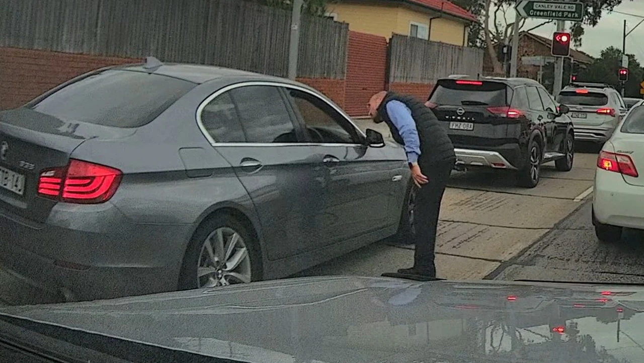悉尼高峰期惊现火爆路怒!宝马司机与路人当街肉搏,35秒互殴画面曝光(组图) - 1