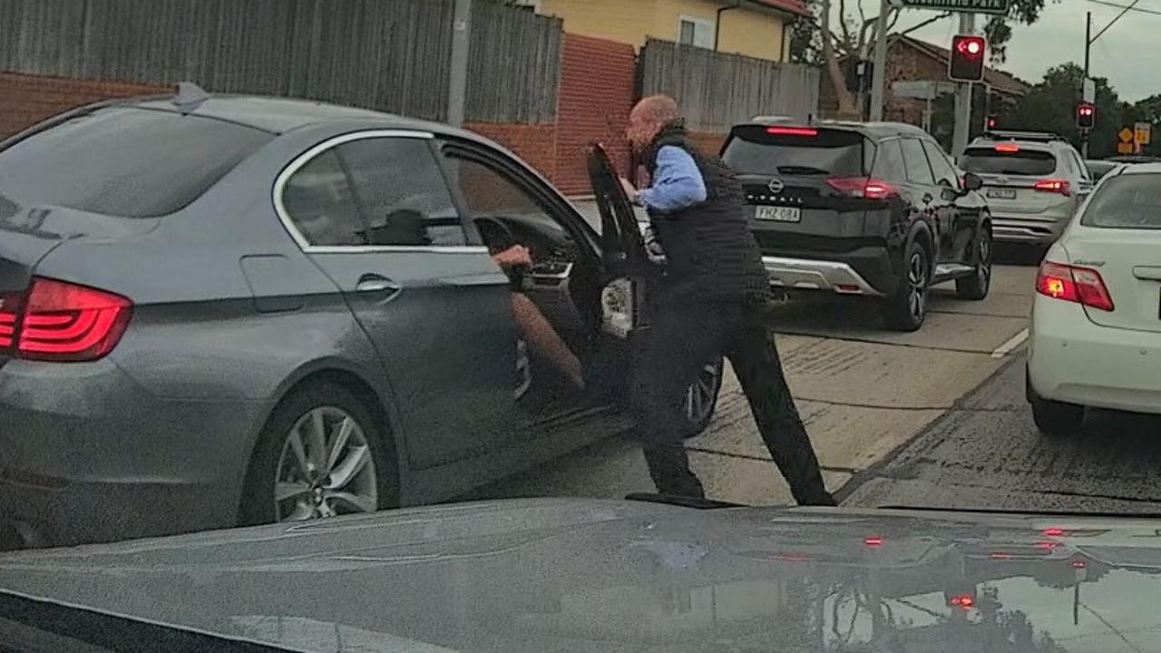 悉尼高峰期惊现火爆路怒!宝马司机与路人当街肉搏,35秒互殴画面曝光(组图) - 2