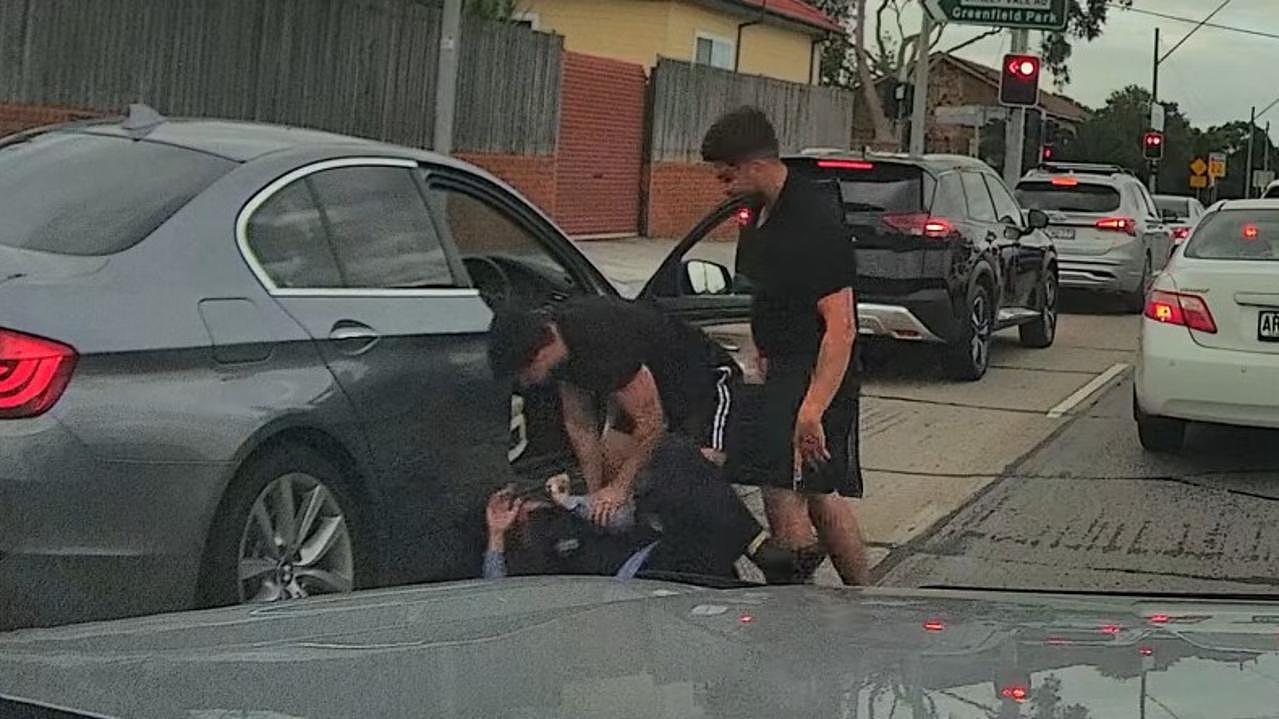 悉尼高峰期惊现火爆路怒!宝马司机与路人当街肉搏,35秒互殴画面曝光(组图) - 5