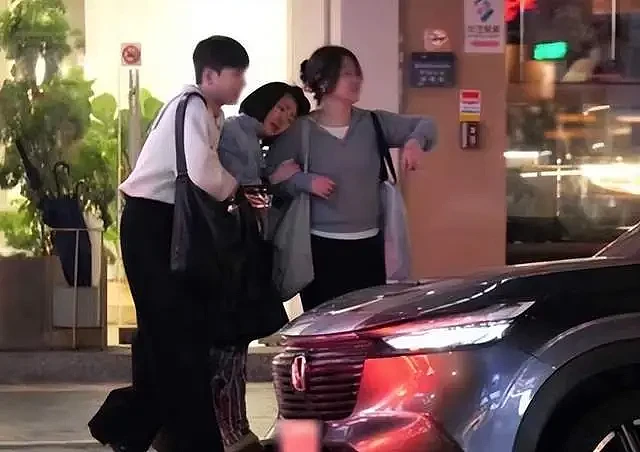 小S醉酒痛哭奔黑人范玮琪家：姐姐大S走后（组图） - 1