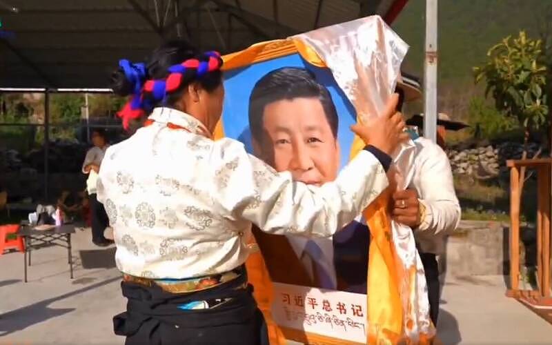 给习近平送葬?西藏春耕仪式穿白衣挂习肖像,引发热议(组图) - 1