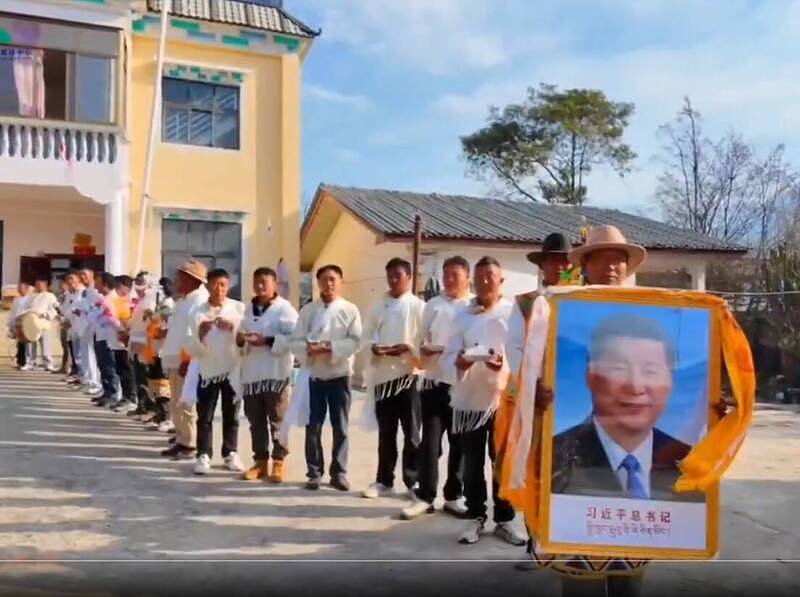 给习近平送葬?西藏春耕仪式穿白衣挂习肖像,引发热议(组图) - 2