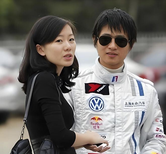 43岁韩寒近况曝光！娶制片人生2个孩子，如今跨界做导演身家过亿（组图） - 1