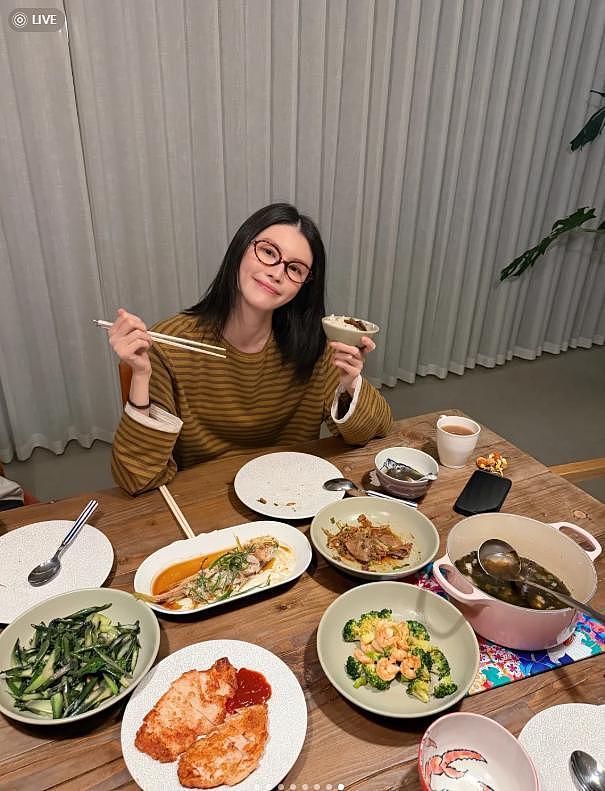 何穗晒老公做的五菜一汤!好吃到炫几碗饭,陈伟霆陪逛街送花浪漫(组图) - 9