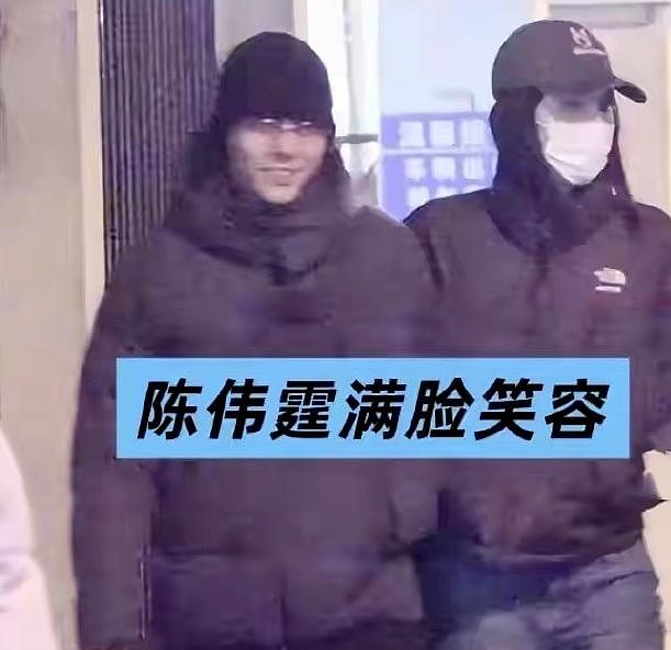 官宣生子后首次同框!陈伟霆何穗北京街头深夜挽手,超模产后状态惊艳全网 - 2