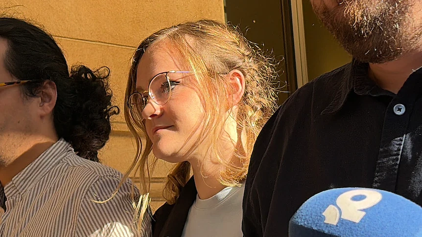 吸毒且开车玩手机!阿德莱德女子撞死21岁骑手,获刑20个月可减刑(组图) - 1