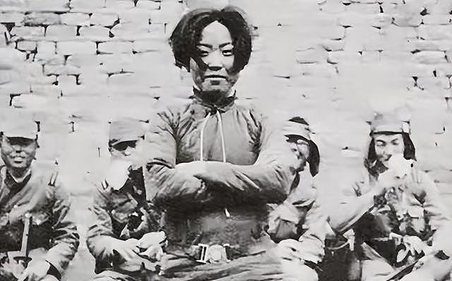 裸体被吊在房梁上,下体被插上铜棒通电,遗照被日寇供奉五十多年(组图) - 1