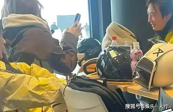 社交账号简介改为“王太太”!王思聪手写情书曝光,女友真实家境被扒(组图) - 1