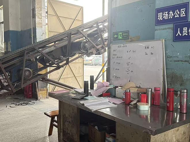 “活力三老头”直播间走红:接住“泼天富贵”,工厂年产值翻180倍(组图) - 3