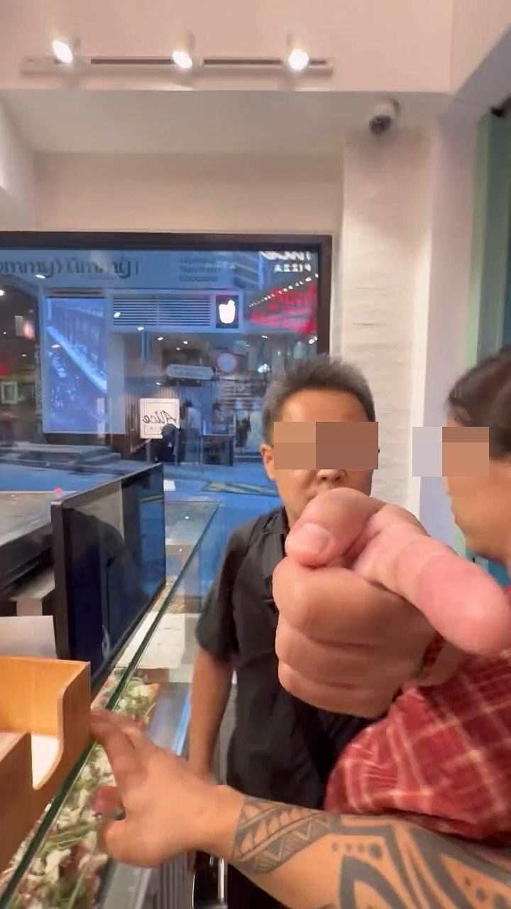 不满店员讲英文?男女大闹中环食店:会不会说中文?(组图) - 4