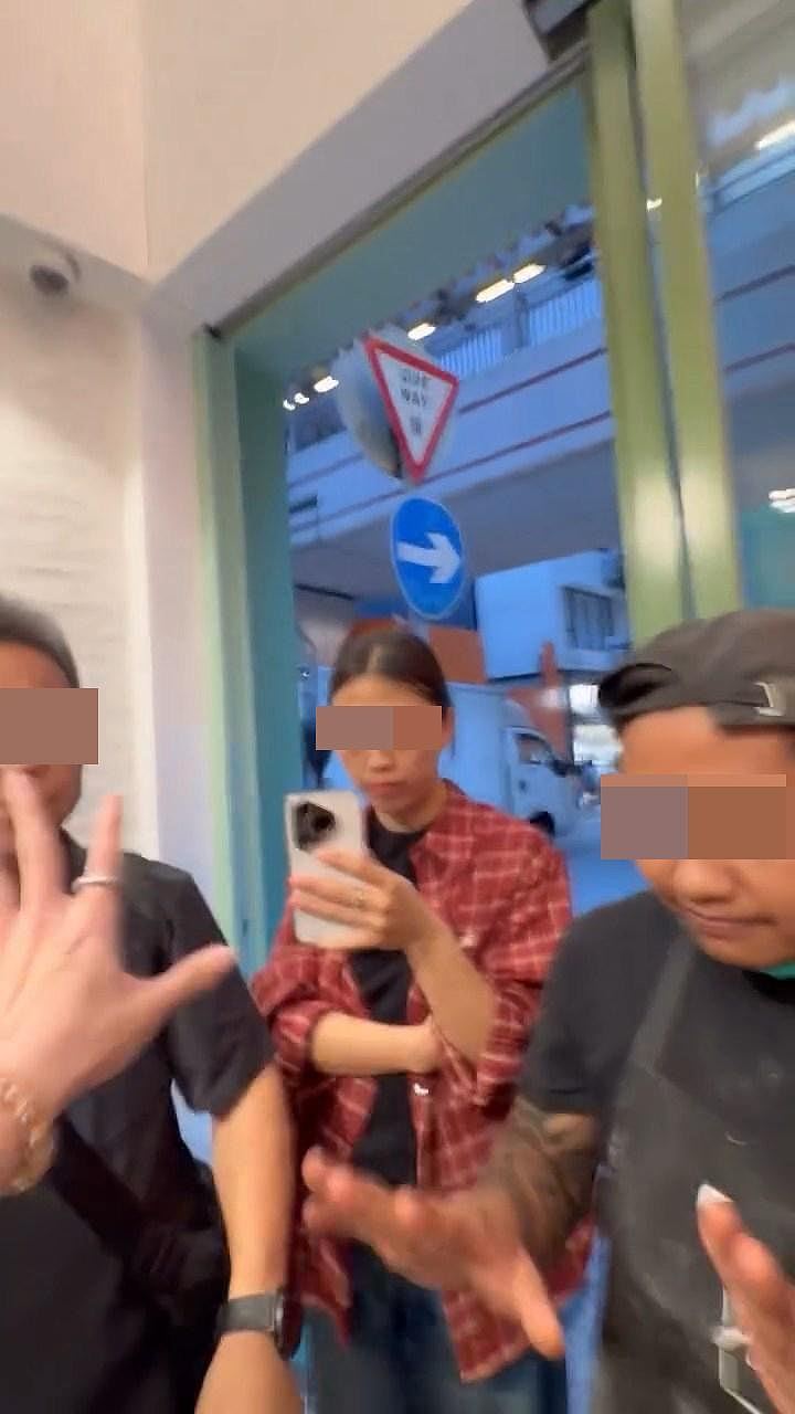 不满店员讲英文?男女大闹中环食店:会不会说中文?(组图) - 7