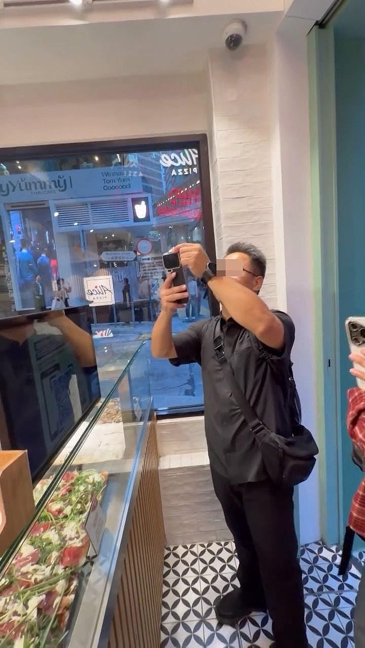 不满店员讲英文?男女大闹中环食店:会不会说中文?(组图) - 11