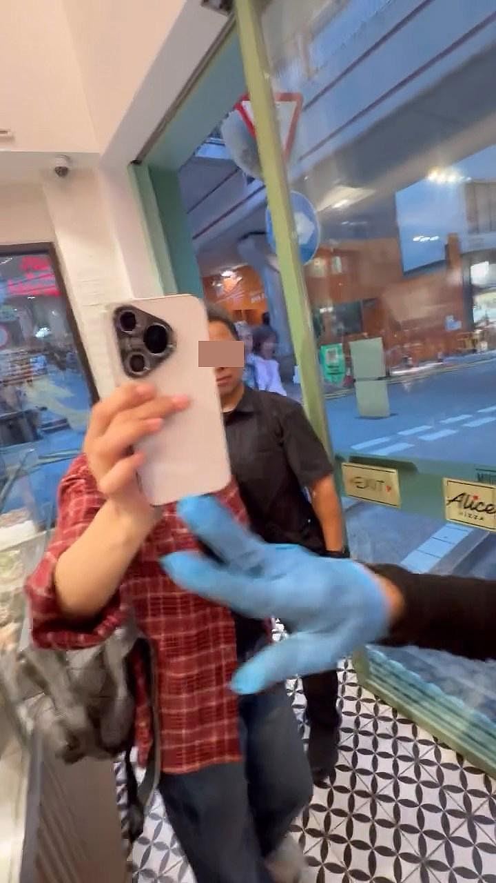 不满店员讲英文?男女大闹中环食店:会不会说中文?(组图) - 13
