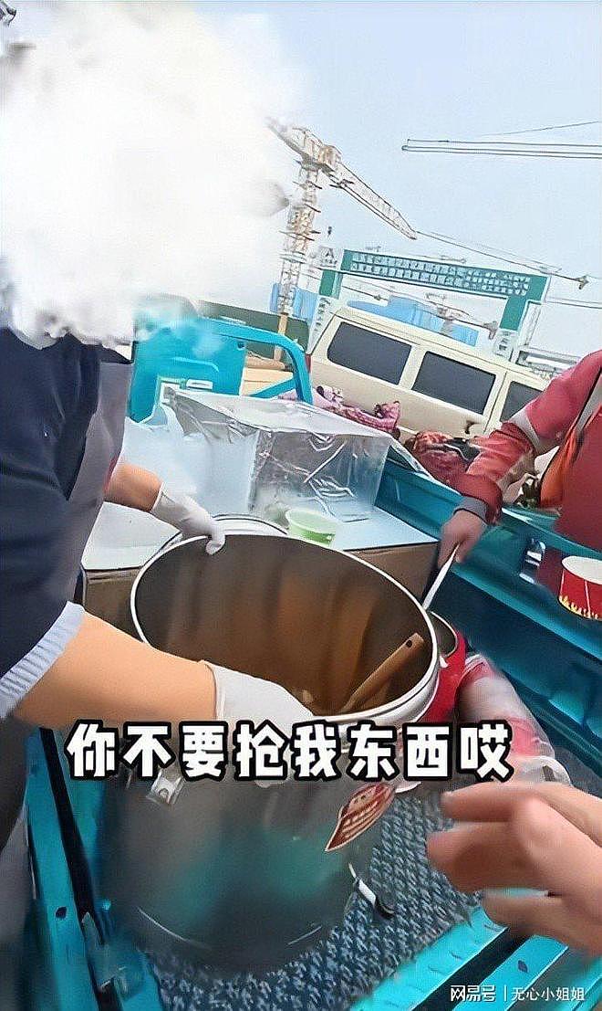 山东“倒饭姐”社死！“老底”被扒，正脸照流出，结局大快人心（组图） - 5