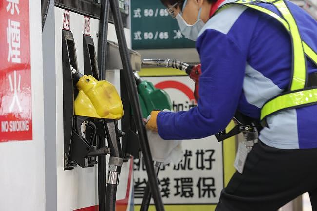 中国油价再飙涨,私家车加满一箱多80元(图) - 1
