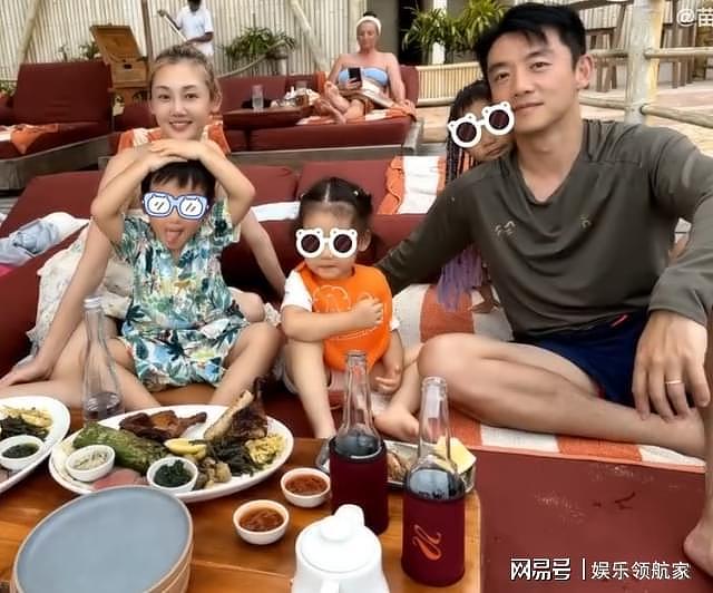 郑恺苗苗巴厘岛首晒全家福:三年抱仨,传闻中的三胎女儿终露面(组图) - 1