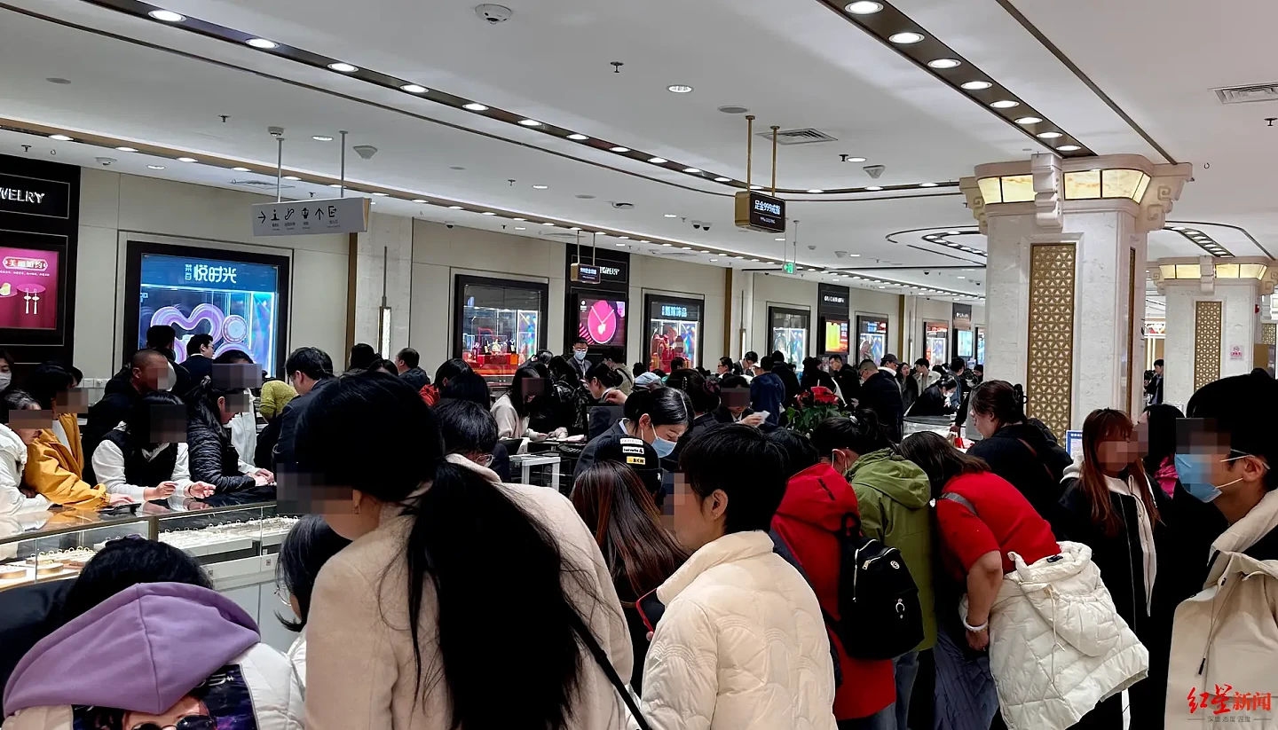 国际金价暴跌!北京黄金柜台被挤爆,投资者争相抄底(组图) - 1