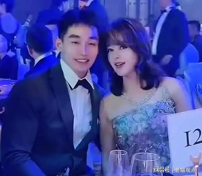56岁虞美人集团董事长与26岁男友大婚:陪嫁5000万,男方身份被扒(组图) - 3