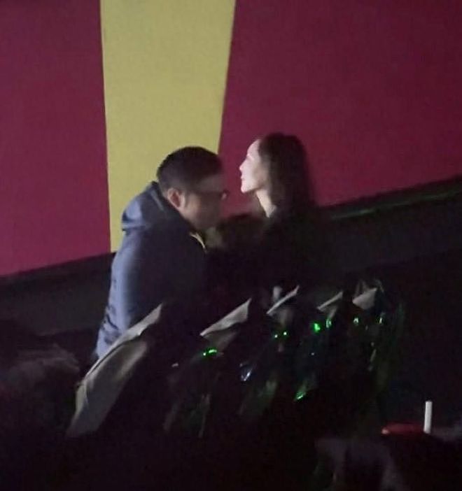 吃瓜!上海某影院一女子和男三看电影,被丈夫逮住,女子真容曝光(组图) - 1