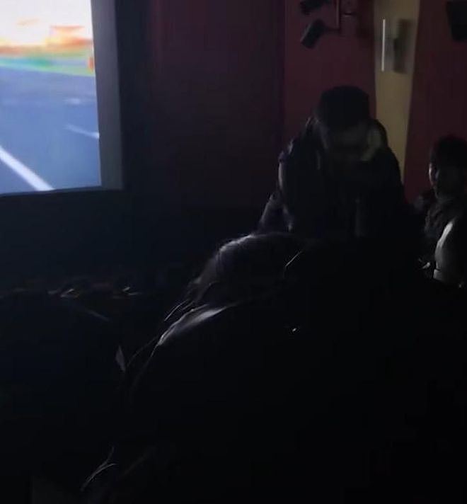 吃瓜!上海某影院一女子和男三看电影,被丈夫逮住,女子真容曝光(组图) - 8