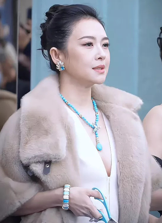 章子怡和唐嫣,人到中年幸不幸福都在脸上(组图) - 9