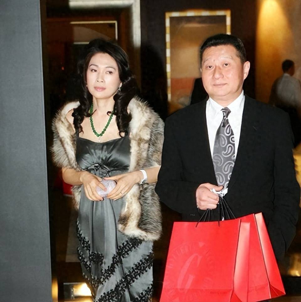 包养情人无数，他娶同学的女儿为妻，玩老婆闺蜜（组图） - 1