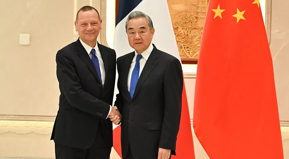 王毅通话法国总统外事顾问：不义之战不应继续（图） - 1