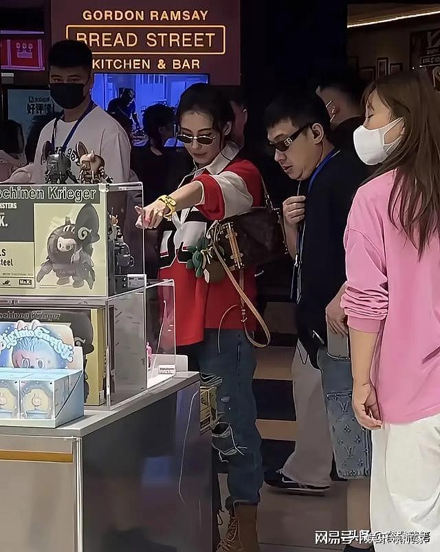 46岁张柏芝三亚被偶遇，素颜美到犯规，岁月对她真的公平吗? - 3