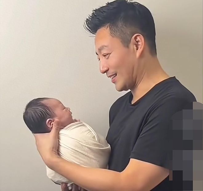 汪小菲不忍了！直播回应3大问题，孩子不随母姓，抱儿子拍满月照 - 2