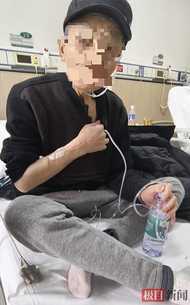 武汉七旬老人呼吸困难,自行拿剪刀捅胸,胸腔插着自制引流管,连接矿泉水瓶“排气”,医生紧急提醒! - 1