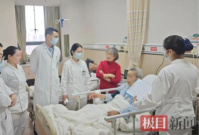 武汉七旬老人呼吸困难,自行拿剪刀捅胸,胸腔插着自制引流管,连接矿泉水瓶“排气”,医生紧急提醒! - 2