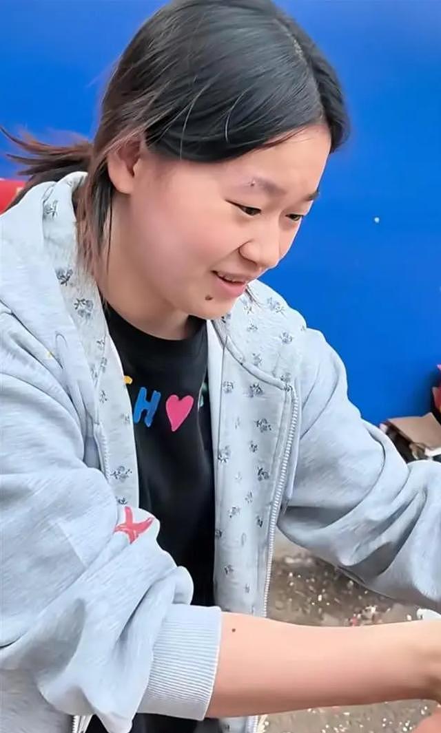 全红婵素颜回乡,一个细节粉碎全网焦虑!她的路,其实早就铺好了(组图) - 1