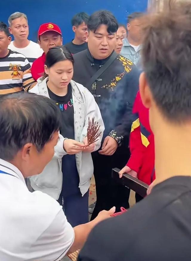 全红婵素颜回乡,一个细节粉碎全网焦虑!她的路,其实早就铺好了(组图) - 2