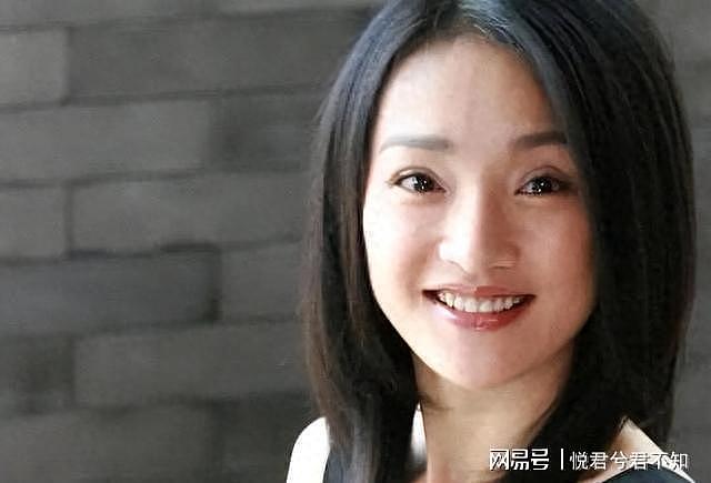 51岁周迅变样:满头白发脸松垮,瘪嘴像老奶奶,无儿无女成遗憾(组图) - 1
