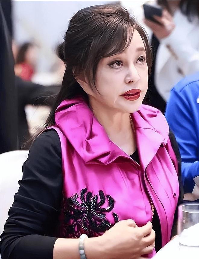 凌晨在北京去世、有8个男友?75岁刘晓庆私生活被扒,谣言太荒唐(组图) - 6