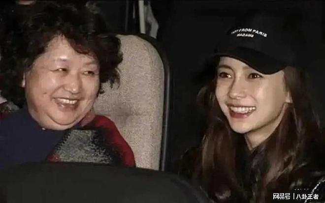 叶珂直播带娃崩溃!黄晓明全程隐身,黄妈妈眼里只有baby和小海绵 - 2