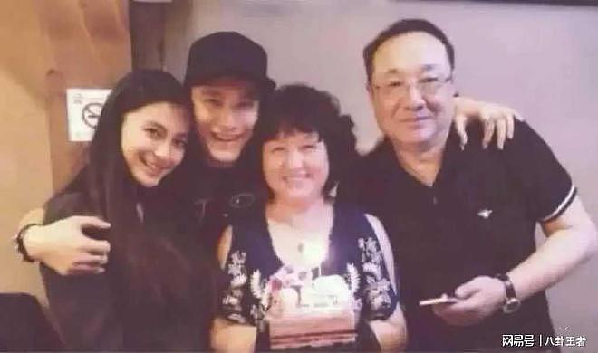 叶珂直播带娃崩溃!黄晓明全程隐身,黄妈妈眼里只有baby和小海绵 - 3