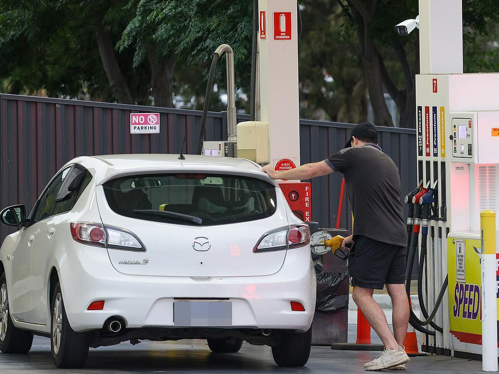 $3.11/L!澳华人聚居区惊现“天价”油价,到场一看结果是...(组图) - 1