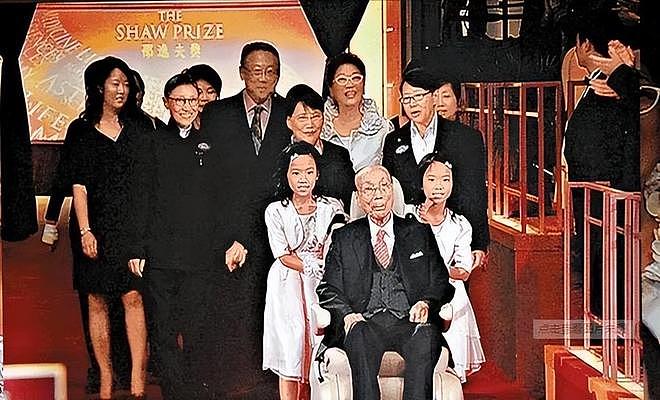邵逸夫留下238亿遗产,为何4个孩子没人愿继承,甚至连花圈都不给他送(组图) - 8