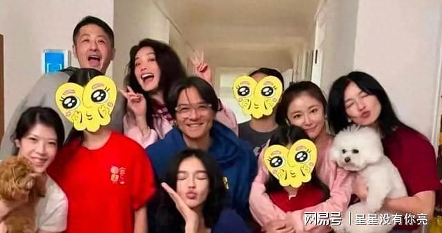 舒淇罕见晒全家福：冯德伦半躺岳母怀，49岁林心如携女儿出镜（组图） - 2
