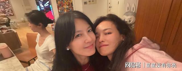 舒淇罕见晒全家福：冯德伦半躺岳母怀，49岁林心如携女儿出镜（组图） - 3