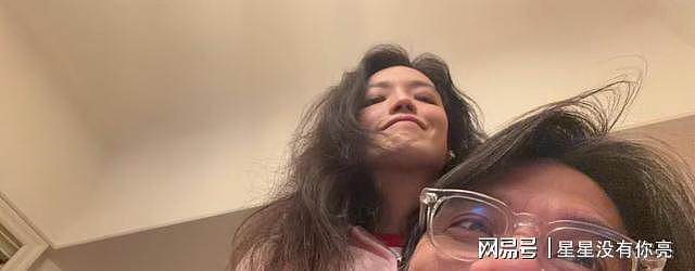 舒淇罕见晒全家福：冯德伦半躺岳母怀，49岁林心如携女儿出镜（组图） - 4