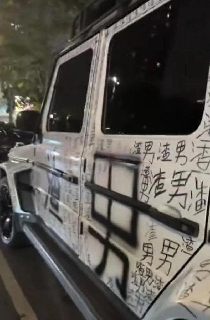 奔驰大G被写满“渣男”，网友议论纷纷，警方回应（组图） - 2